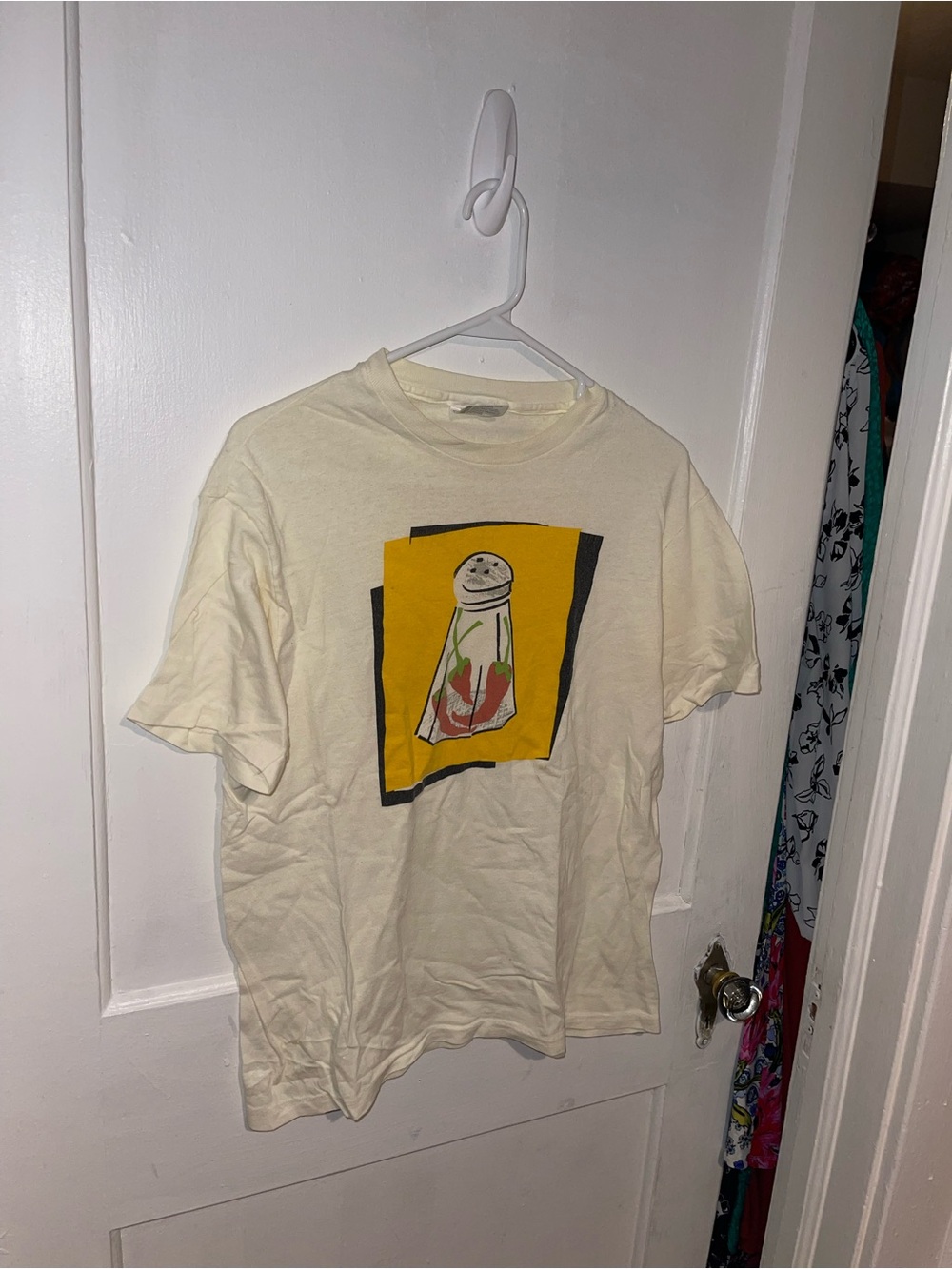 Vintage Hanes Austin Grill Graphic Salt Shaker Tee in Cream - Sz Large
